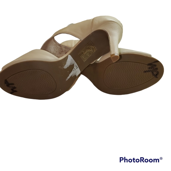 Le Chateau Moda Reflex, nude heel size 6 - Picture 6 of 8